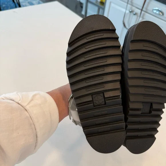 Dr Martens “AVRY” Women’s White Platform Sandals Size US 7 EU 38 NEW